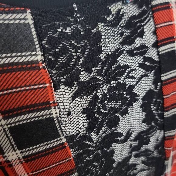 ‎Y2K Paid/Lace Back Cropped Long Sleeve Top - Picture 3 of 3